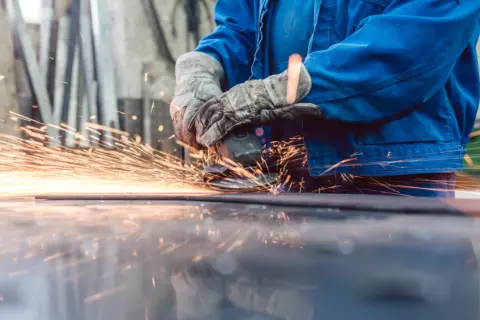 Metallbearbeitung mit dem Winkelschleifer, Funkenflug an der Werkbank