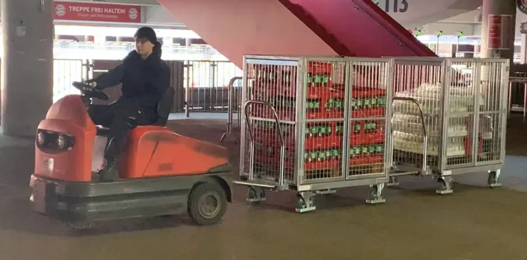 Routenzug mit zwei Anhängern zur Getränkelieferung in der Allianz Arena