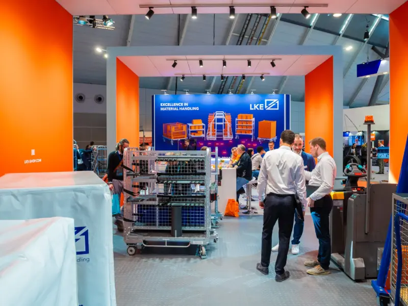 Visiteurs sur le stand LKE au salon LogiMAT 2024