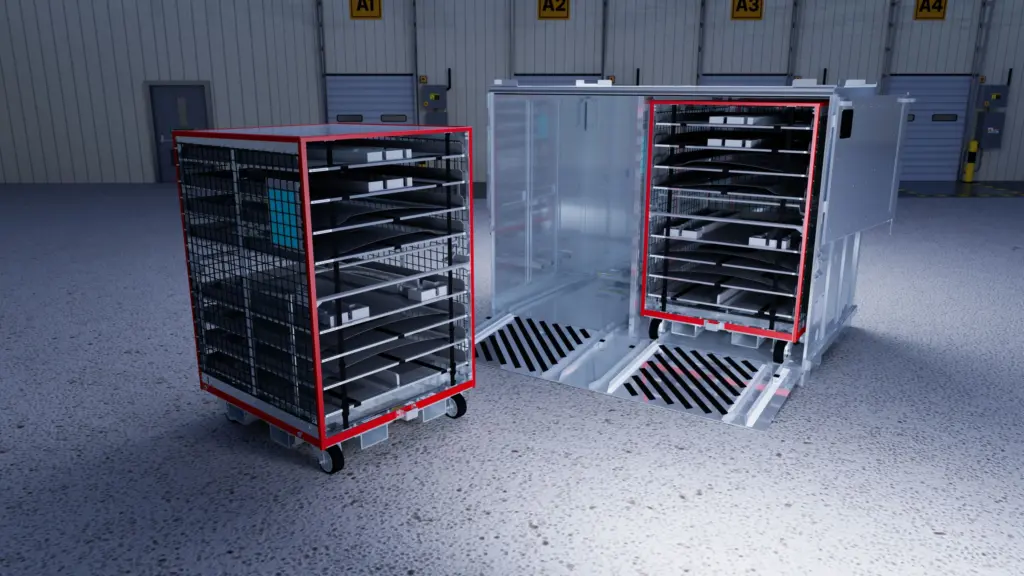 Etagenwagen mit Bauteilaufnahmen und Aluminium-Transportcontainer mit Auffahrrampe in einer Halle